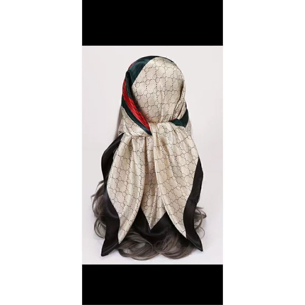Beautiful, red green tan scarf. 35.43 in.².